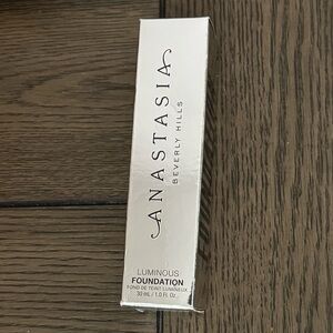 Anastasia Beverly Hills Natural Finish Luminous Foundation shade 410C